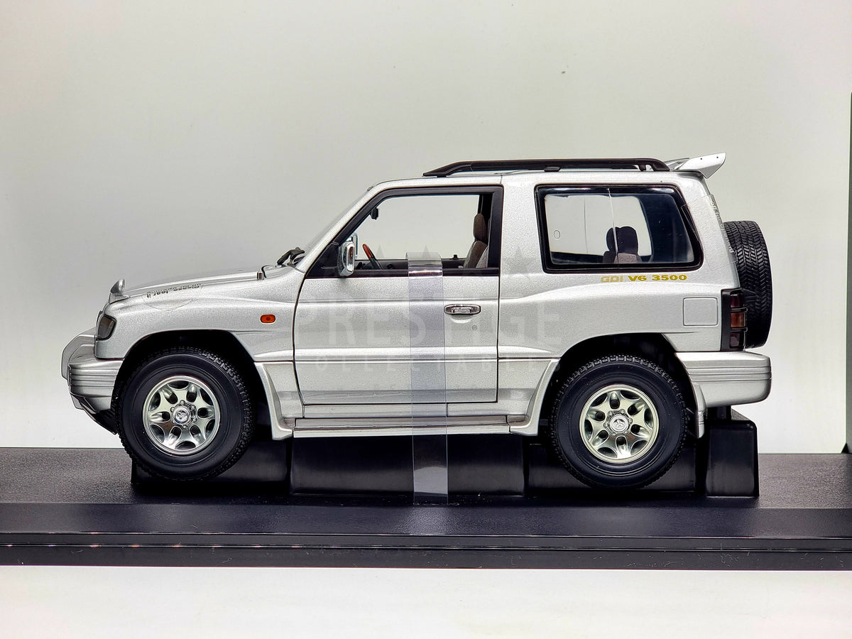 AUTOart Mitsubishi Pajero SWB V20 1998 Silver 77121 